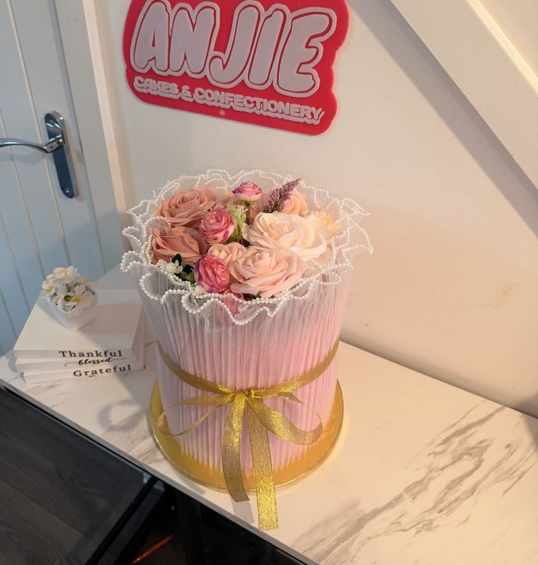 Fresh floral bouquet cake